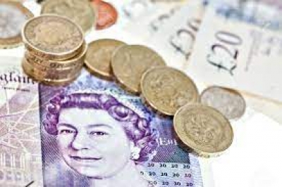 الاسترليني يتراجع مع التركيز على السياسة ومسار التيسير النقدي لبنك إنجلترا