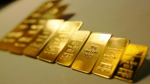 الذهب يتراجع مع ارتفاع الدولار وعوائد السندات قبل محضر اجتماع الاحتياطي الفيدرالي