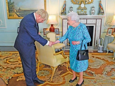 رئيس الوزراء البريطاني جونسون نفي أنه كذب على الملكة إليزابيث بشأن أسباب تعليق البرلمان