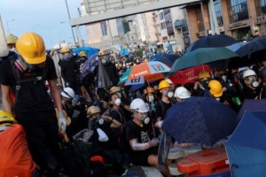 بعد عطلة نهاية الأسبوع من الاشتباكات العنيفة بكين لمعالجة الاضطرابات في هونغ كونغ