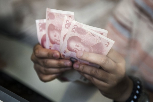 اليوان الصيني يسجل أدنى مستوى في عام مقابل الدولار