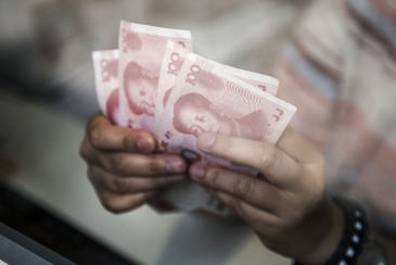 اليوان الصيني يسجل أدنى مستوى في عام مقابل الدولار