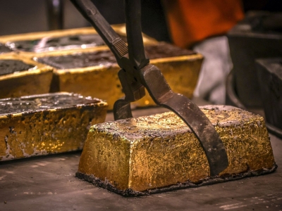 الذهب يتلقى ضربة موجعة بعد تحول مفاجيء من الفيدرالي نحو التشديد النقدي