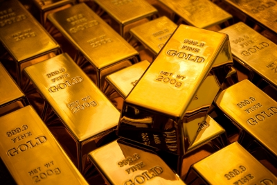 الذهب يبتعد عن أعلى مستوى في 10 أشهر حيث يدعم محضر الإحتياطي الفيدرالي الدولار
