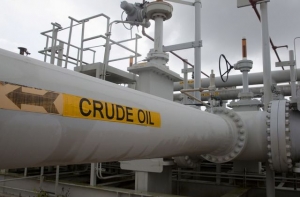 أسعار النفط تتخلى عن مكاسبها بعد الهجوم على منشآة سعودية حيوية