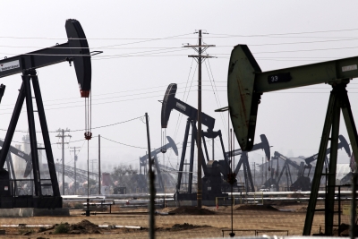 النفط يستعد لارتفاع اسبوعي ، لكن قتامة التوقعات تحد من المكاسب
