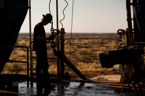 النفط يواصل مكاسبه بفضل ارتفاع الطلب الأمريكي على الوقود