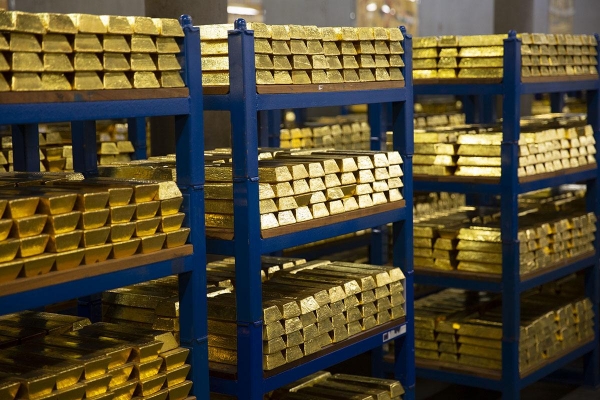 الذهب يستعد لتحقيق مكاسب فصلية ثالثة ، والمتداولين في ترقب لبيانات التضخم الامريكية