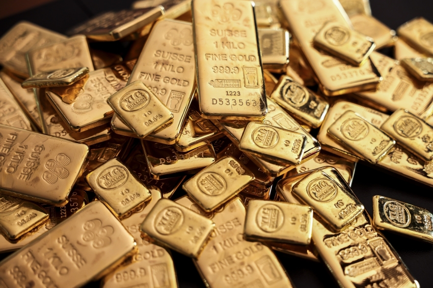الذهب يسجل أدنى مستوى في أسبوعين مع ارتفاع الدولار وعوائد السندات
