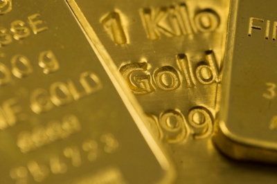 الذهب يزداد بريقاً بفضل سياسات الفيدرالي والتقدم نحو تحفيز مالي جديد