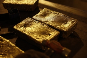 الذهب يهبط أكثر من واحد بالمئة وسط تفاؤل تجاري