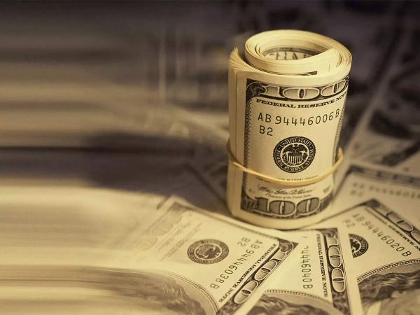 الدولار يرتفع مقابل اليورو وينخفض مقابل الين مع تقدم اتفاق التجارة