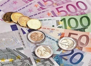اليورو ينخفض إلى أدنى مستوى له في شهرين مقابل الدولار بسبب عدم ثقة المستثمرين بسياسة البنك المركزي الأوروبي