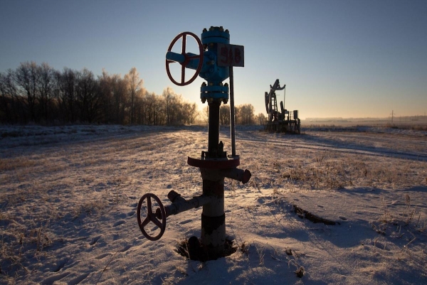 النفط يقفز على وقع أزمة أوكرانيا وإنتعاش الطلب على الوقود