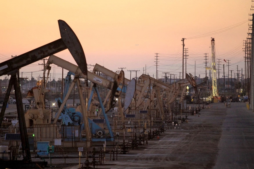 النفط يرتفع وسط مخاوف بشأن المعروض وتوترات جيوسياسية