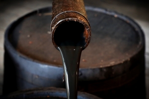 النفط يتجه إلى تحقيق أكبر هبوط شهري في ستة أشهر بفعل الحروب التجارية