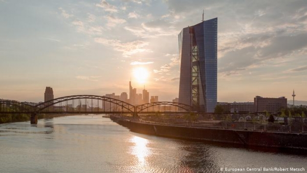 المركزي الأوروبي يعلن زيادة أكبر من المتوقع لمشتريات السندات
