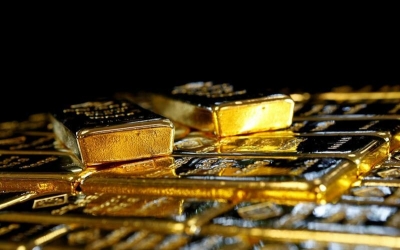 الذهب عند أعلى مستوياته في أسبوع مع ضعف الدولار واضطرابات الشرق الأوسط