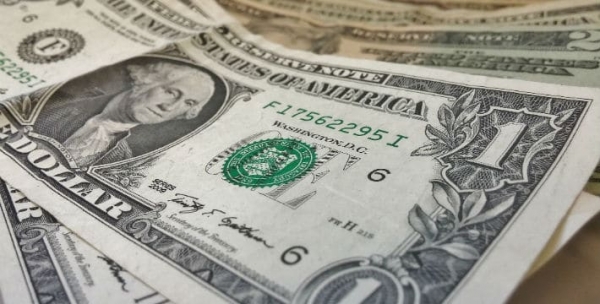 الدولار يصعد في ظل أجواء من الحذر بعد تخلف صندوق تحوط عن السداد