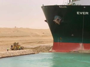 النفط يقفز 4% مع مخاوف من احتمال توقف الملاحة في قناة السويس لأسابيع