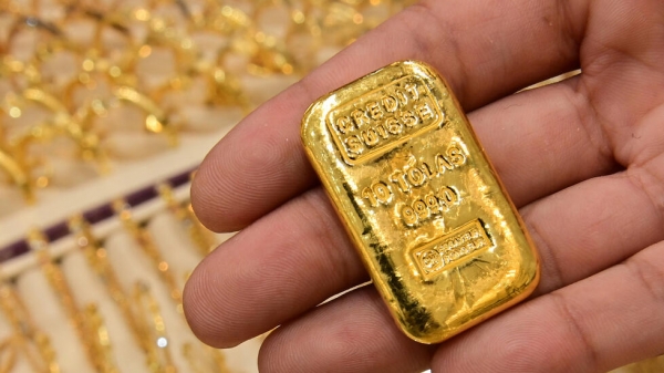 الذهب يتراجع لكن في طريقه لخامس اسبوع على التوالي من الارتفاع