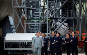 كيم من كوريا الشمالية يتفقد غواصة جديدة  ويشير إلى إمكانية تطوير الصواريخ الباليستية