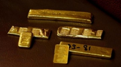 الذهب يستعد لانخفاض شهري حيث بددت اتفاقية الديون الامريكية جاذبية المعدن