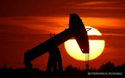 النفط يقفز بنسبة 4% بفعل تراجع الدولار والحظر الاوروبي الذي يلوح في الافق