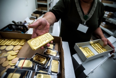 الذهب ينخفض ​​مع تقييم المتداولين لتوقعات المخاطرة في ظل وضوح تعريفات ترامب