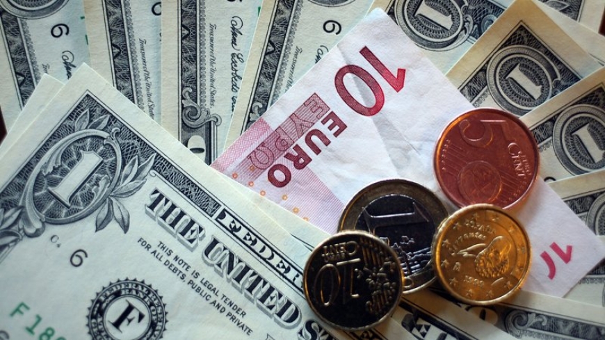 الدولار يحتفظ بمكاسبه مع تلاشي مخاوف الحرب التجارية واليورو يتراجع
