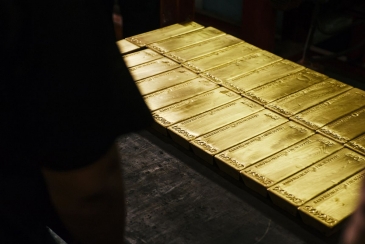 الذهب يتراجع لكن مازال قرب أعلى مستوياته في شهر