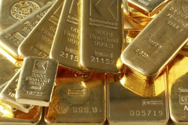 الذهب ينخفض بنسبة 1٪ وهو أكبر انخفاض أسبوعي بسبب البيانات الأمريكية الإيجابية والتفاؤل التجاري