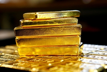 الذهب ينخفض مع استقرار الدولار بعد الغاء الصين المحادثات التجارية