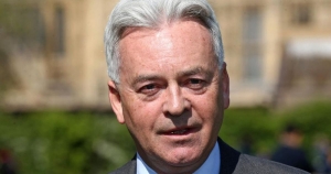 استقالة وزير المملكة المتحدة قبل أن يصبح جونسون رئيس الوزراء