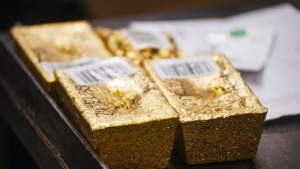 الذهب يتراجع قليلا مع إقبال المستثمرين على منافسه الدولار