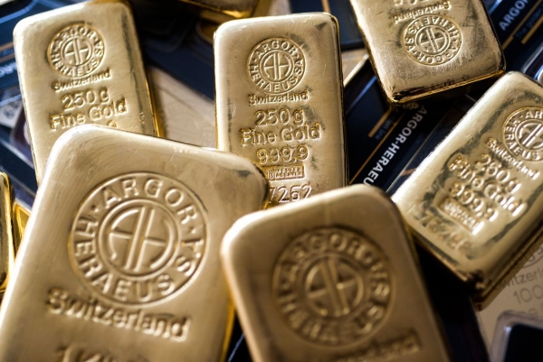 الذهب يتخطى 1800 دولار مع تراجع الدولار وعوائد السندات