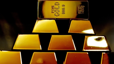 الذهب يرتفع مع ضعف الدولار؛ والمستثمرون يسعون إلى مزيد من الوضوح بشأن المحادثات التجارية