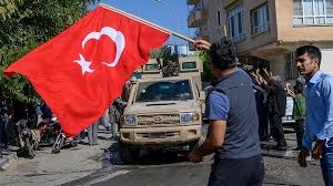 تركيا تقصف الميليشيات الكردية السورية والآلاف يفرون مع تزايد عدد القتلى