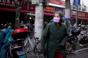 وتقول الصين إن لديها أدوات سياسية وافرة للتعامل مع تأثير الفيروس
