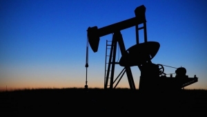 النفط يرتفع مع انخفاض الأسهم الأمريكية وتوترات الشرق الأوسط وعلامات الحديث التجاري