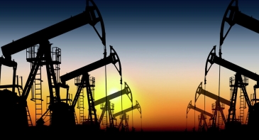 النفط ينخفض بنسبة 1% بفعل المحادثات التجارية بين امريكا والصين، وارتفاع الإمدادات الامريكية