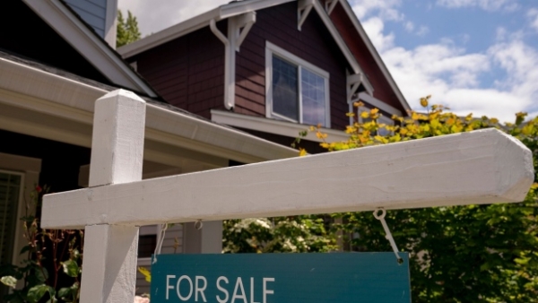 انخفاض مبيعات المنازل القائمة الأمريكية وسط أسعار قياسية