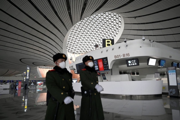 الصين تشدد إجراءات فحص المسافرين خشية إنتقال العدوى إليها من الخارج