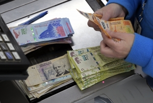الأرجنتين تقدم عملة ورقية من فئة ألفي بيزو وسط إنفلات في التضخم