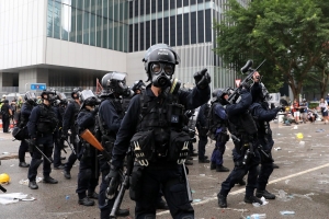 انتقدت شرطة هونج كونج بسبب فشلها في وقف الهجمات على المتظاهرين