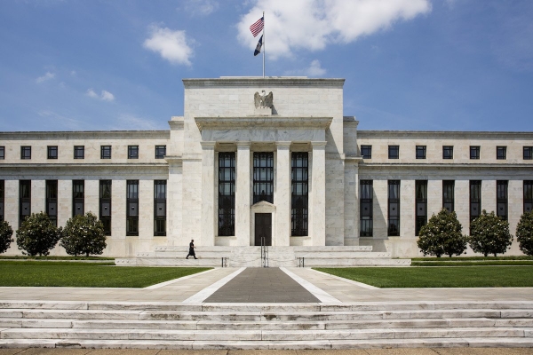 الاحتياطي الفيدرالي يثبت أسعار الفائدة ويرى التضخم قرب المستهدف