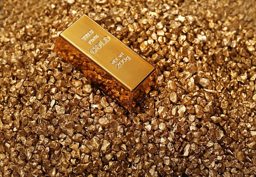 الذهب يسجل أدنى مستوى في أكثر من عامين بفعل قوة الدولار ومخاوف الاحتياطي الفيدرالي