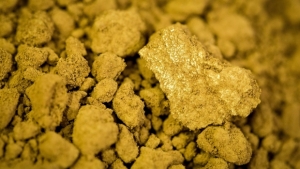الذهب يهبط 2% في ظل زيادات سريعة في عوائد السندات الأمريكية