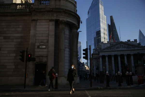 بنك انجلترا يواصل برنامجه من التيسير الكمي ويمدد مساعدات الشركات