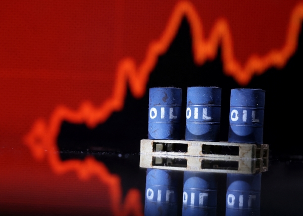 النفط يتراجع بعد ارتفاع مخزونات الخام الامريكية